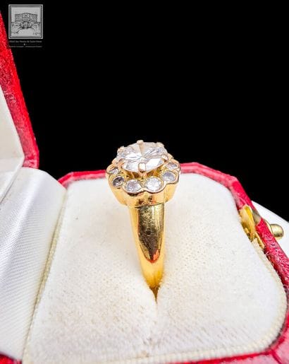 Bague en or jaune 18K 
Sertie au centre d'un...