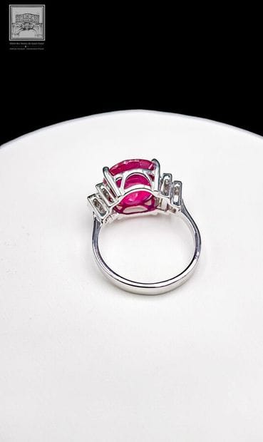 Bague de style Art Déco en or blanc 750°/.(18K)...