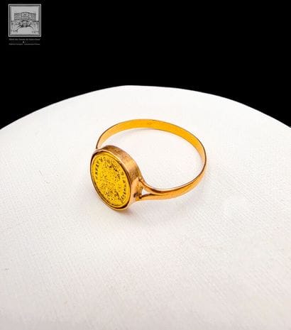 Bague en or 18K 750/°°°
Sertie d'un médaillon...