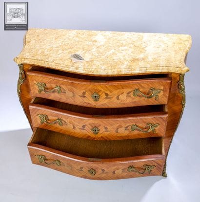 Commode Sauteuse 
Style Louis XV
Décor marqueté...
