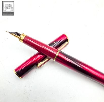 SAILOR
Stylo plume
Plume en or jaune 18K
Corps...