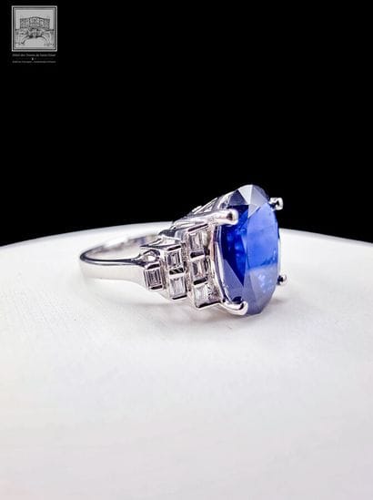 Bague de style Art Déco en or blanc 750°/.(18K)...