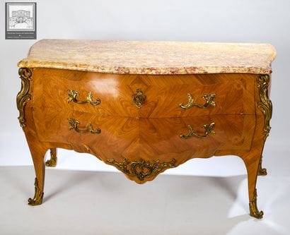 Commode 
Style Louis XV
Bois 
Décor de frisage...