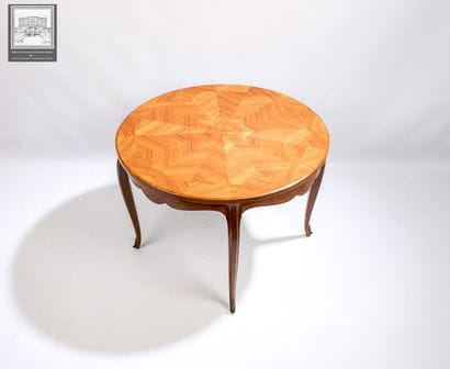 Table basse ronde
Style Louis XV
Garniture...