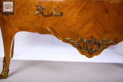 Commode 
Style Louis XV
Bois 
Décor de frisage...