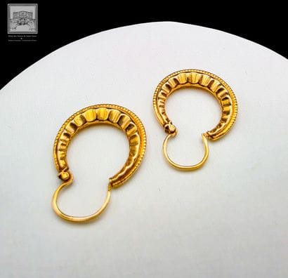 Paire de boucles d'oreille en or jaune 18K...