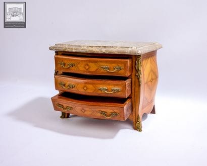 Boîte à bijoux en forme de commode de style...