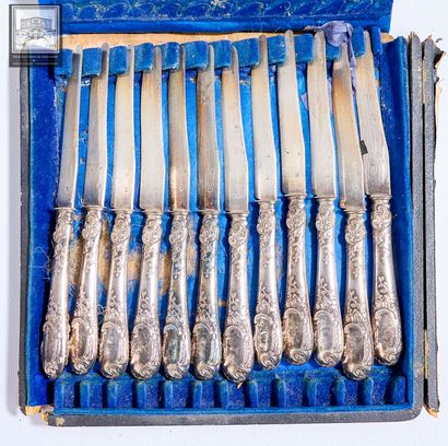 12 couteaux en argent 
Poinçon Minerve 1er...