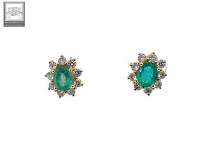 Pair of Marguerite earrings in 750°/ (18K)...