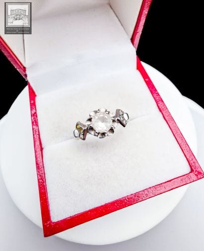 Bague
Or gris 
750/°°° Poinçon tête d'aigle
Sertie...