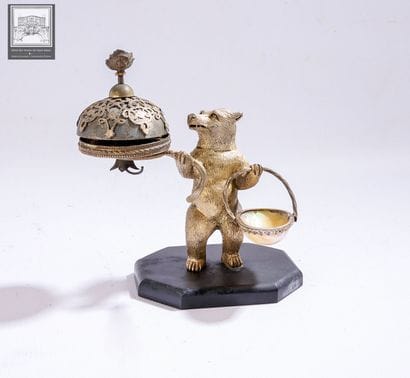 Sonnette figurant un ours 
Ours tenant un...
