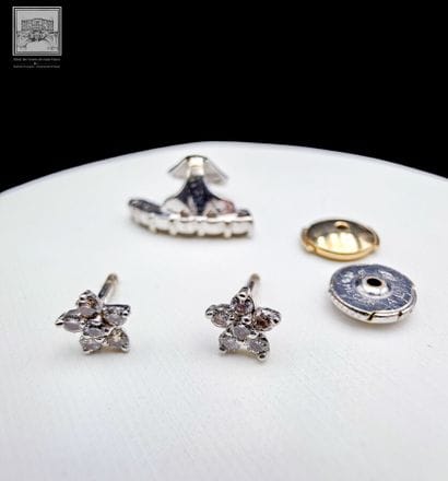 Paire de boutons d'oreille
Or gris 750/°°°
Poids...