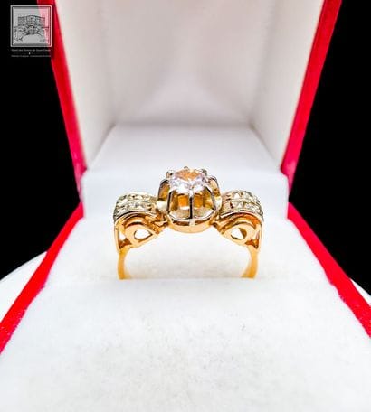 Ring
Yellow gold
750/°°° Eagle-head hallmark
Set...