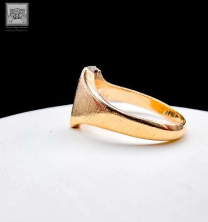 Men's signet ring
Yellow gold 
18K 750/°°°
Marked...