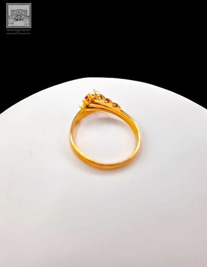 Bague 
or jaune 18K 750/°°°
Sertie d'un grenat...