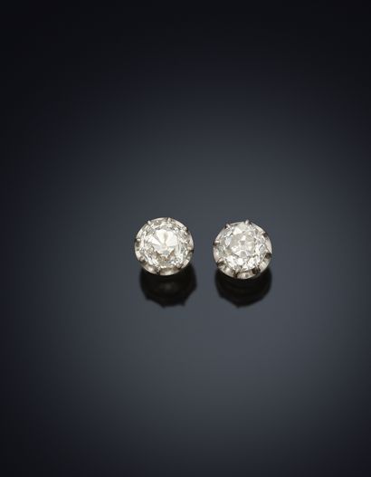 Charming pair of ear chips in yellow gold...