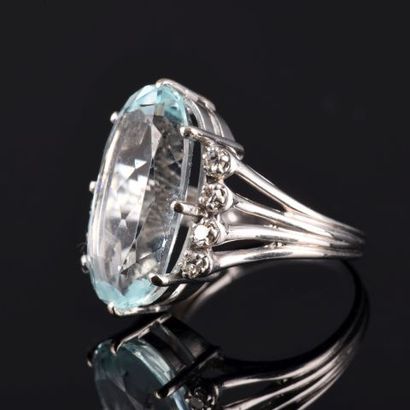 Bague de cocktail en or gris 18K 750 millièmes...