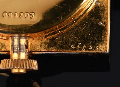 CARTIER

Réveil de bureau en métal doré et...