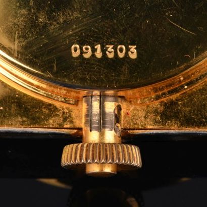 CARTIER

Réveil de bureau en métal doré et...