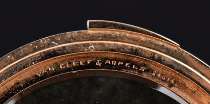 VAN CLEEF ARPELS

Round 18K yellow gold poudrier...