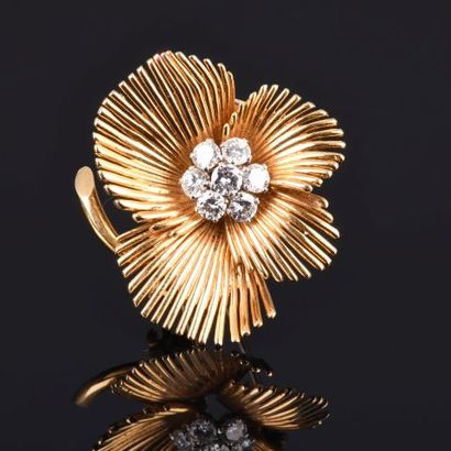 VAN CLEEF ARPELS

Brooch Flower in yellow...