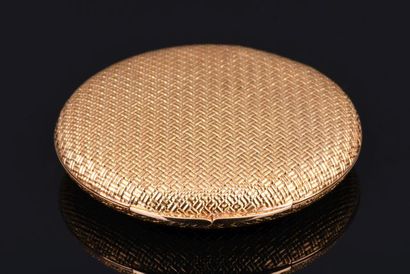 VAN CLEEF ARPELS

Round 18K yellow gold poudrier...