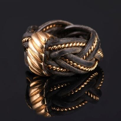 Attribué à BRY, bague en or 18k et poils...