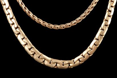 Lot de deux colliers en or jaune 18K 750...
