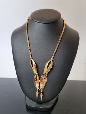 Large collier moderniste en or jaune 18k...