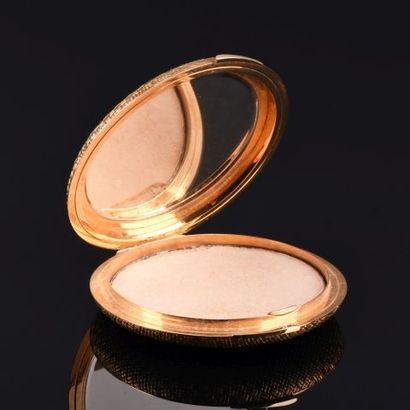 VAN CLEEF ARPELS

Round 18K yellow gold poudrier...