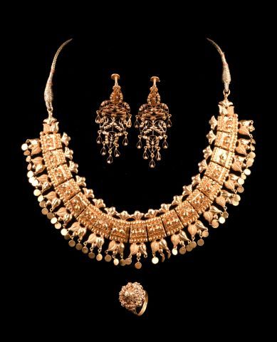 Parure en or jaune 18K 750 millièmes comprenant...