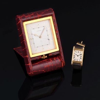 CARTIER

Réveil de bureau en métal doré et...