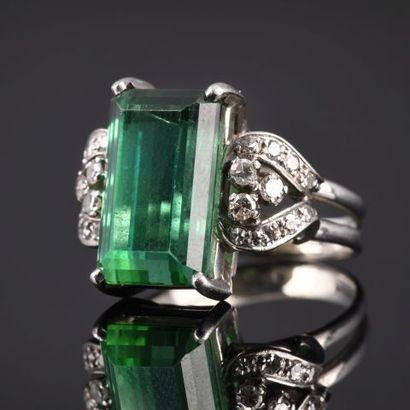 Cocktail ring in platinum 950 thousandths...