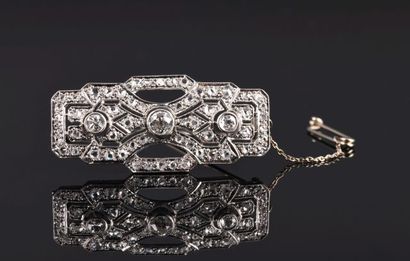 Brooch in platinum 850 thousandths of openwork...