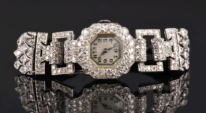 AUDEMARS PIGUET

Charming ladies' watch in...