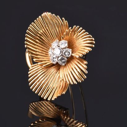 VAN CLEEF ARPELS

Brooch Flower in yellow...