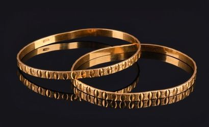 Deux bracelets jonc en or jaune 18K 750 millièmes...