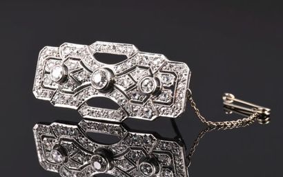 Brooch in platinum 850 thousandths of openwork...