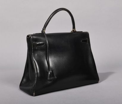 HERMÈS

Sac « Kelly » en box noir, attributs...