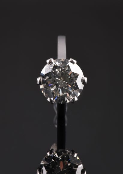 Solitaire en or blanc 18K 750 millièmes et...