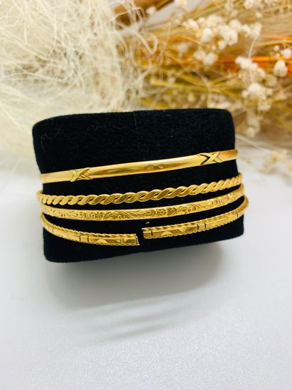 Quatre bracelets en or jaune 18K 750 millièmes,...