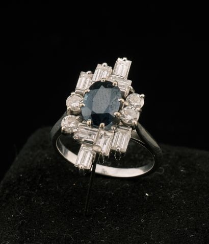 Ravissante bague moderniste en or gris 18K...