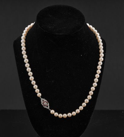 Collier de perles de culture orné d'un fermoir...