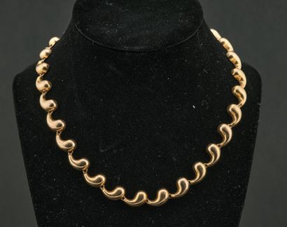 Elégant collier moderniste en or jaune 18K...