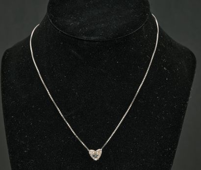 Pendentif en or gris 18K 750 millièmes orné...