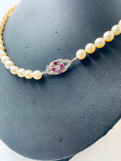 Collier de perles de culture orné d'un fermoir...