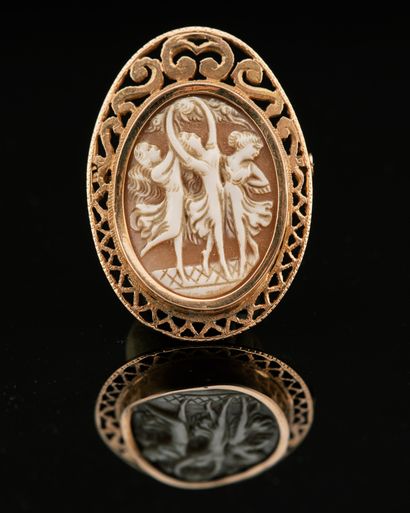 Broche en or jaune 18K 750 millièmes ornée...
