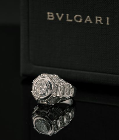 BULGARI

Elégante bague Art Déco en or gris...