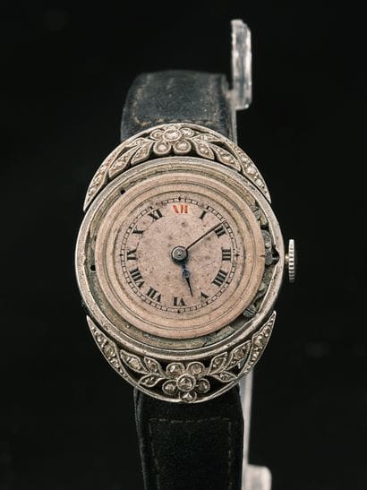 Montre de dame en platine d’époque Art Déco...