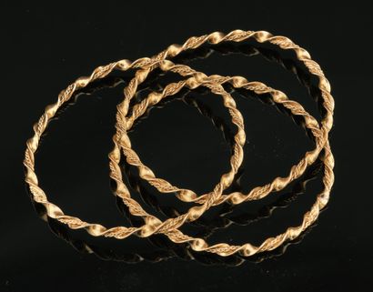 Trois bracelets en or jaune 18K 750 millièmes...